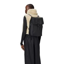 Rains Rucksack W3 Black -Mode Tassen Winkel image 10825