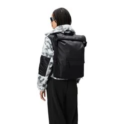 Rains Trail Rolltop Backpack W3 Black 6 Rains Trail Rolltop Backpack W3 Black -Mode Tassen Winkel image 11227