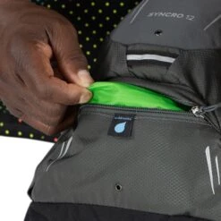 Osprey Syncro 12 Coal Grey 31 Osprey Syncro 12 Coal Grey -Mode Tassen Winkel image 12227