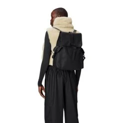 Rains Rucksack Cargo W3 Black -Mode Tassen Winkel image 12795