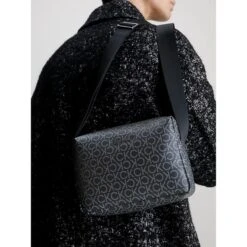 Calvin Klein Ck Must Camera Bag Black Classic Mono -Mode Tassen Winkel image 16003