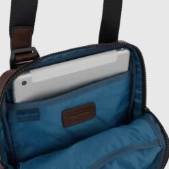 Piquadro Harper IPad Crossbody Bag Blue -Mode Tassen Winkel image 16055
