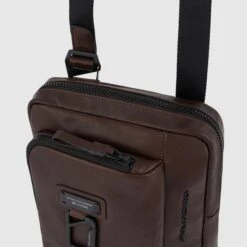 Piquadro Harper IPad Crossbody Bag Blue -Mode Tassen Winkel image 16057