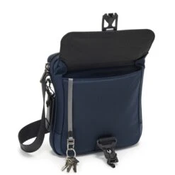 Tumi Alpha Bravo Barksdale Junior Crossbody Navy 7 Tumi Alpha Bravo Barksdale Junior Crossbody Navy -Mode Tassen Winkel image 17189