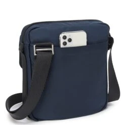 Tumi Alpha Bravo Barksdale Junior Crossbody Navy 9 Tumi Alpha Bravo Barksdale Junior Crossbody Navy -Mode Tassen Winkel image 17191