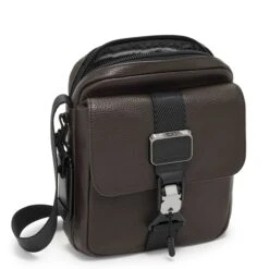 Tumi Alpha Bravo Barksdale Junior Crossbody Dark Brown 7 Tumi Alpha Bravo Barksdale Junior Crossbody Dark Brown -Mode Tassen Winkel image 17423
