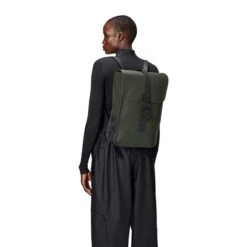 Rains Backpack Mini W3 Green -Mode Tassen Winkel image 6941