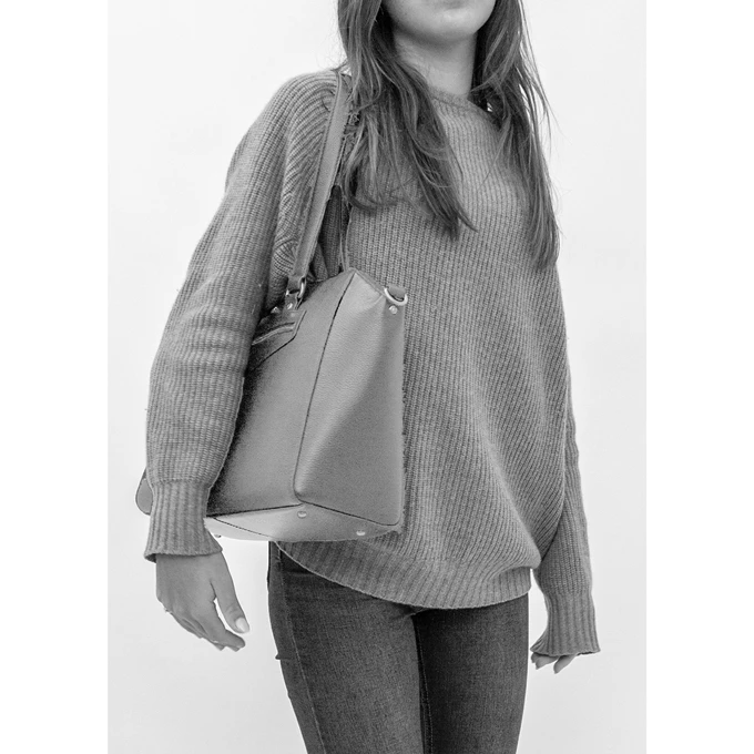 LouLou Essentiels Royal Nappa Laptopbag Taupe 2 LouLou Essentiels Royal Nappa Laptopbag Taupe - Afbeelding 2