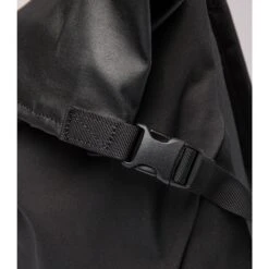 Sandqvist Alfred Backpack Black With Black Webbing -Mode Tassen Winkel image 9522