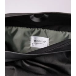 Sandqvist Alfred Backpack Black With Black Webbing -Mode Tassen Winkel image 9524